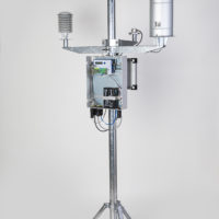 STAZIONE METEO Green Planet Grigio Plus. 7 Grandezze, Unità di acquisizione e trasmissione UMTS/LTE - Alimentazione autonoma 12V  Struttura a palo zincato con treppiede - Pluviometro in alluminio, bocca da 200 cm2 e bascula in acciaio