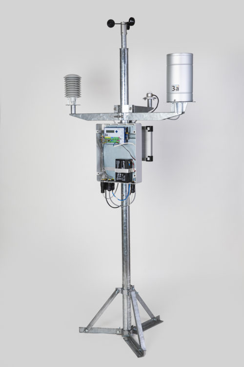 STAZIONE METEO Green Planet Grigio Plus. 7 Grandezze, Unità di acquisizione e trasmissione UMTS/LTE - Alimentazione autonoma 12V  Struttura a palo zincato con treppiede - Pluviometro in alluminio, bocca da 200 cm2 e bascula in acciaio