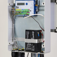 STAZIONE METEO Green Planet Bianco Plus. 7 Grandezze - Unità di acquisizione e trasmissione UMTS/LTE - Alimentazione autonoma 12V - Struttura bianca con piastra base in acciaio - Pluviometro in alluminio, bocca da 200 cm2 e bascula in acciaio - Görsel 6