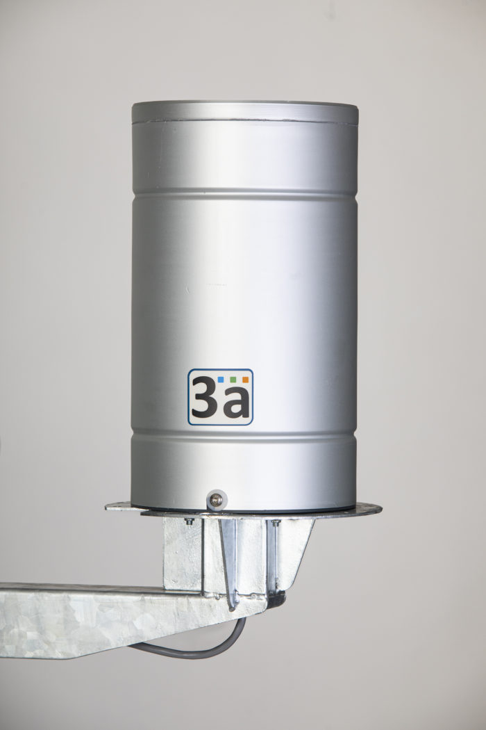 STAZIONE METEO Green Planet Bianco Plus. 7 Grandezze - Unità di acquisizione e trasmissione UMTS/LTE - Alimentazione autonoma 12V - Struttura bianca con piastra base in acciaio - Pluviometro in alluminio, bocca da 200 cm2 e bascula in acciaio - immagine 2