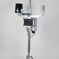 STAZIONE METEO Green Planet Grigio Base.  7 Grandezze - Unità di acquisizione e trasmissione UMTS/LTE - Alimentazione autonoma 12V - Struttura a palo zincato con treppiede - Pluviometro nero in materiale plastico, bocca da 300 cm2 e bascula in plastica