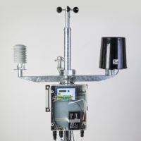 STAZIONE METEO Green Planet Grigio Base.  7 Grandezze - Unità di acquisizione e trasmissione UMTS/LTE - Alimentazione autonoma 12V - Struttura a palo zincato con treppiede - Pluviometro nero in materiale plastico, bocca da 300 cm2 e bascula in plastica - Görsel 2