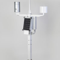 STAZIONE METEO Green Planet Bianco Plus. 7 Grandezze - Unità di acquisizione e trasmissione UMTS/LTE - Alimentazione autonoma 12V - Struttura bianca con piastra base in acciaio - Pluviometro in alluminio, bocca da 200 cm2 e bascula in acciaio