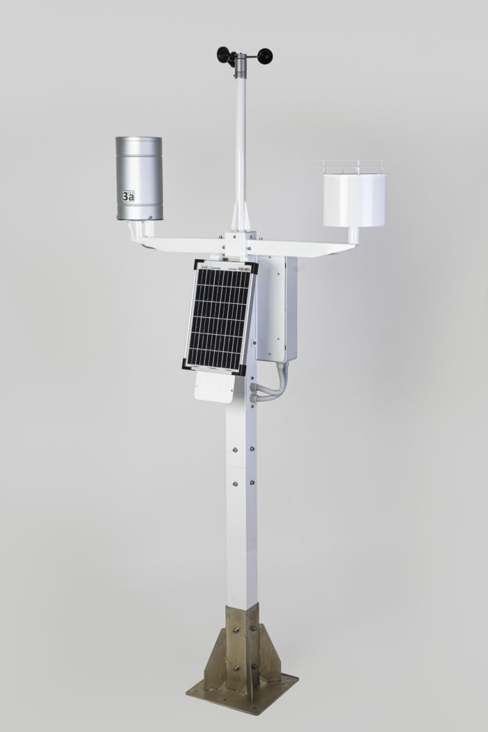 STAZIONE METEO Green Planet Bianco Plus. 7 Grandezze - Unità di acquisizione e trasmissione UMTS/LTE - Alimentazione autonoma 12V - Struttura bianca con piastra base in acciaio - Pluviometro in alluminio, bocca da 200 cm2 e bascula in acciaio