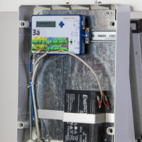 STAZIONE METEO Green Planet Bianco Base. 7 Grandezze - Unità di acquisizione e trasmissione UMTS/LTE - Alimentazione autonoma 12V - Struttura bianca con piastra base in acciaio - Pluviometro nero in materiale plastico, bocca da 300 cm2 e bascula in plastica - immagine 4