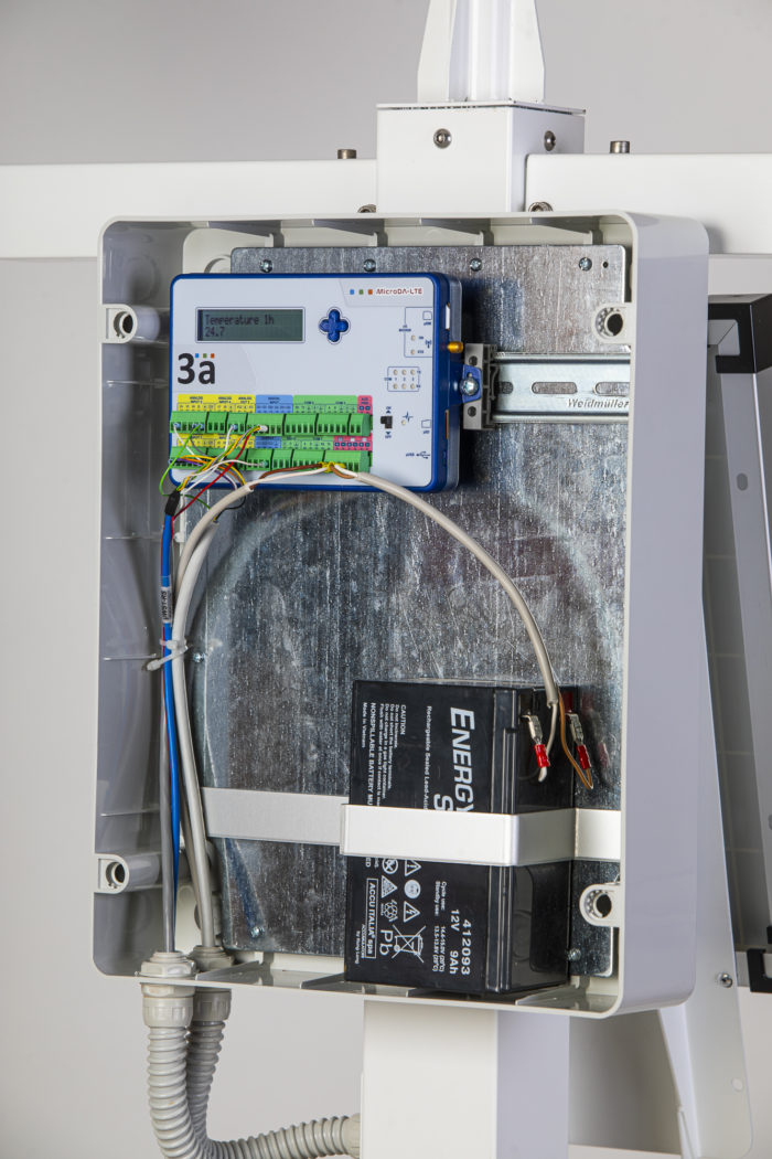 STAZIONE METEO Green Planet Bianco Base. 7 Grandezze - Unità di acquisizione e trasmissione UMTS/LTE - Alimentazione autonoma 12V - Struttura bianca con piastra base in acciaio - Pluviometro nero in materiale plastico, bocca da 300 cm2 e bascula in plastica - immagine 4