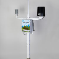 STAZIONE METEO Green Planet Bianco Base. 7 Grandezze - Unità di acquisizione e trasmissione UMTS/LTE - Alimentazione autonoma 12V - Struttura bianca con piastra base in acciaio - Pluviometro nero in materiale plastico, bocca da 300 cm2 e bascula in plastica