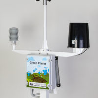 STAZIONE METEO Green Planet Bianco Base. 7 Grandezze - Unità di acquisizione e trasmissione UMTS/LTE - Alimentazione autonoma 12V - Struttura bianca con piastra base in acciaio - Pluviometro nero in materiale plastico, bocca da 300 cm2 e bascula in plastica - immagine 5
