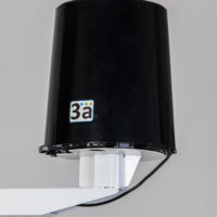 STAZIONE METEO Green Planet Bianco Base. 7 Grandezze - Unità di acquisizione e trasmissione UMTS/LTE - Alimentazione autonoma 12V - Struttura bianca con piastra base in acciaio - Pluviometro nero in materiale plastico, bocca da 300 cm2 e bascula in plastica - immagine 2