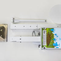 STAZIONE METEO Green Planet Bianco Plus. 7 Grandezze - Unità di acquisizione e trasmissione UMTS/LTE - Alimentazione autonoma 12V - Struttura bianca con piastra base in acciaio - Pluviometro in alluminio, bocca da 200 cm2 e bascula in acciaio - Görsel 3