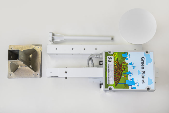 STAZIONE METEO Green Planet Bianco Base. 7 Grandezze - Unità di acquisizione e trasmissione UMTS/LTE - Alimentazione autonoma 12V - Struttura bianca con piastra base in acciaio - Pluviometro nero in materiale plastico, bocca da 300 cm2 e bascula in plastica - immagine 3
